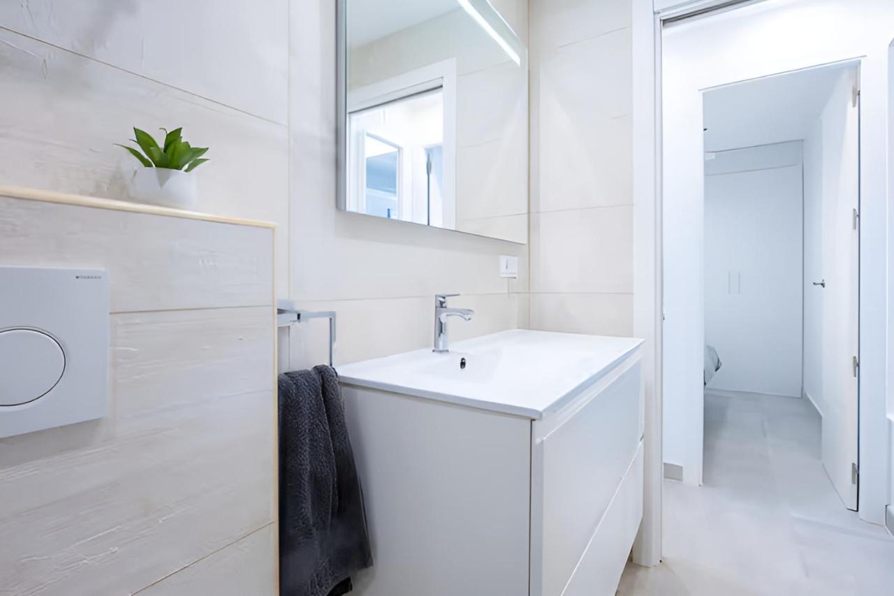 Lavabo y espejo del baño