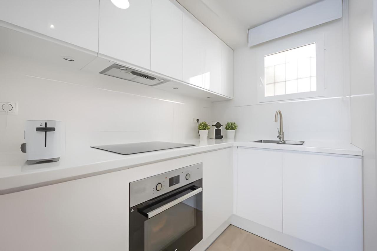 Zona de cocina con placa y horno