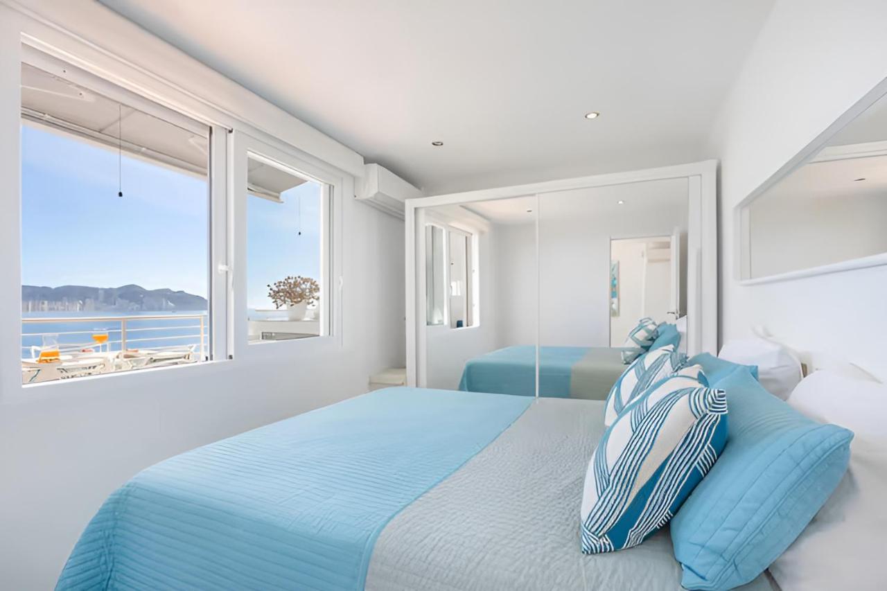 Dormitorio principal con cama de matrimonio