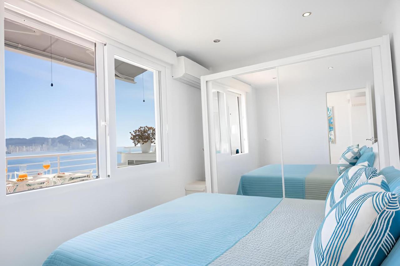 Dormitorio con vistas al mar