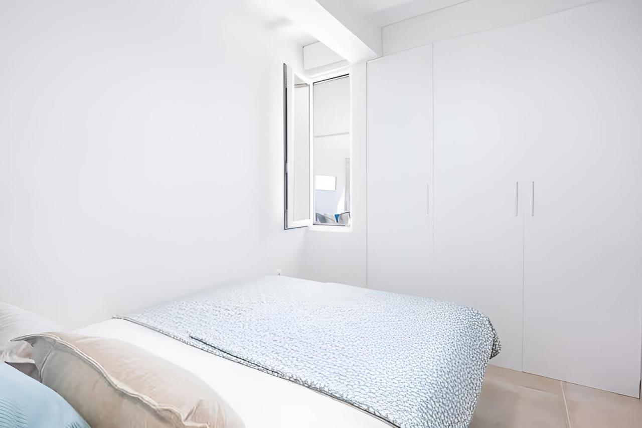 Dormitorio con armario empotrado
