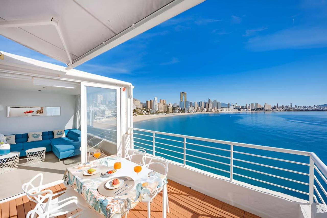Terraza de El Velero con la mesa puesta y la bahía de Benidorm al fondo