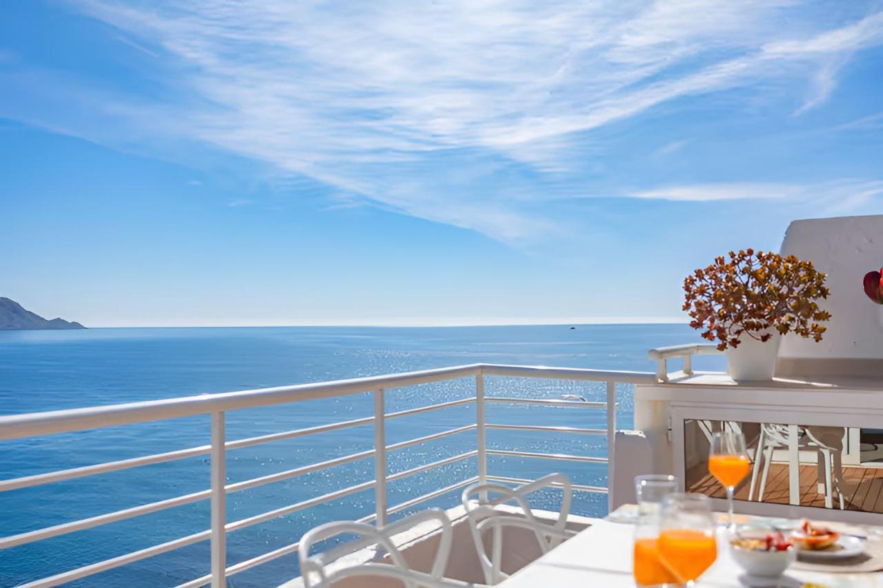 Mesa de la terraza frente al mar