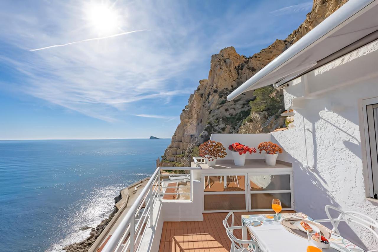 Terraza junto a la roca con vistas a la cala