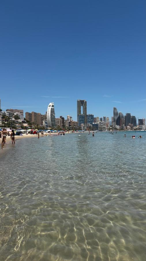 Agua transparente en la orilla de Playa de Poniente