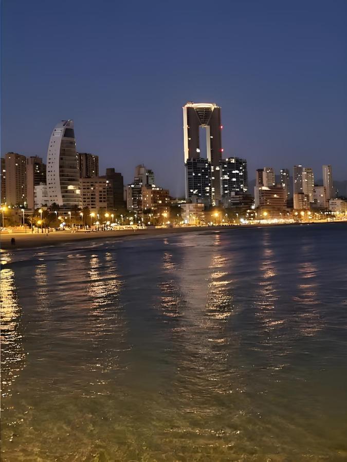 Benidorm iluminado de noche desde la playa