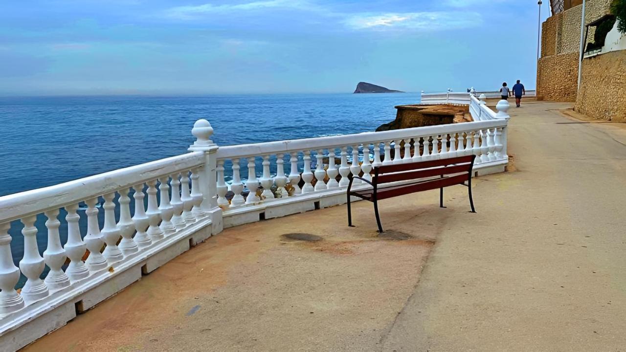Paseo marítimo con vistas a la isla